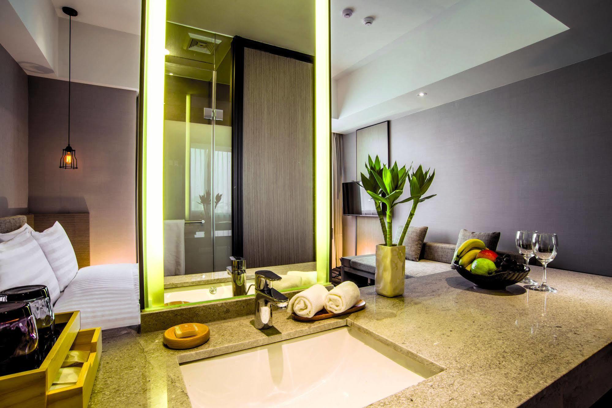 Changyu Hotel Tainan Buitenkant foto